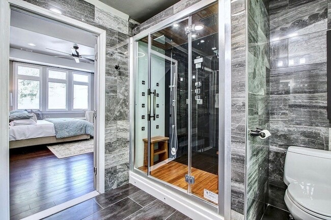 Building Photo - Gorgeous 5 BED + 3.5 Ba in Main House, 1 + 1 in BSMT, 1 + 1 above garage  in the Heart of Downtow...