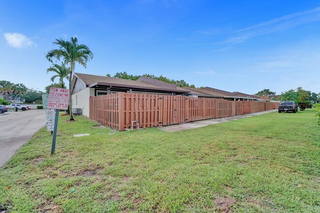 Building Photo - Beautifully Renovated 3BR/2BA Townhome in ...