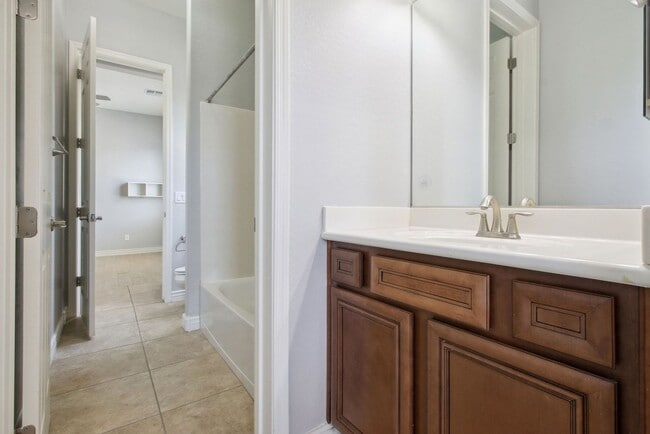 Building Photo - 4 Bedroom + Den Single Family in Peoria