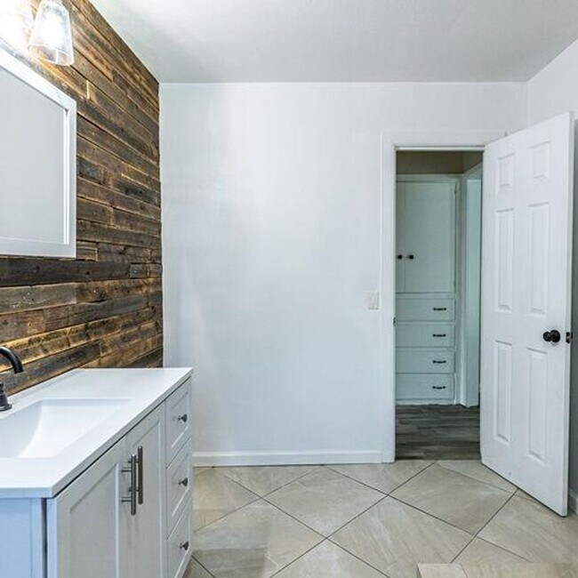 Building Photo - Room to Grow! Spacious, Remodeled 3/2/2 in Great Location!