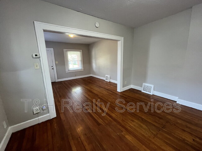 Building Photo - 608 N Chester Ave