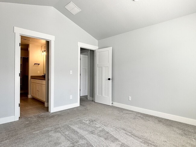 Building Photo - Gorgeous Poolside Corner Townhome at Mountain Ridge!