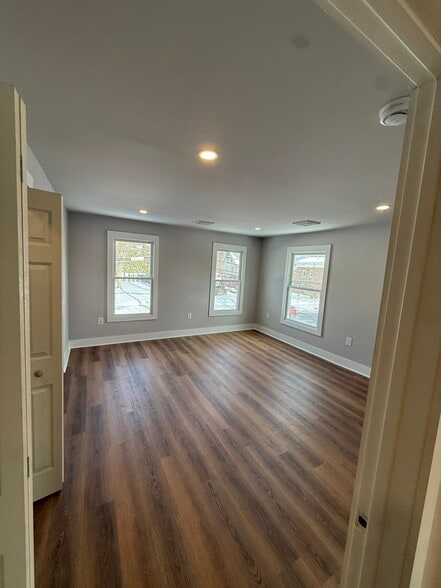 Building Photo - 184 Church St