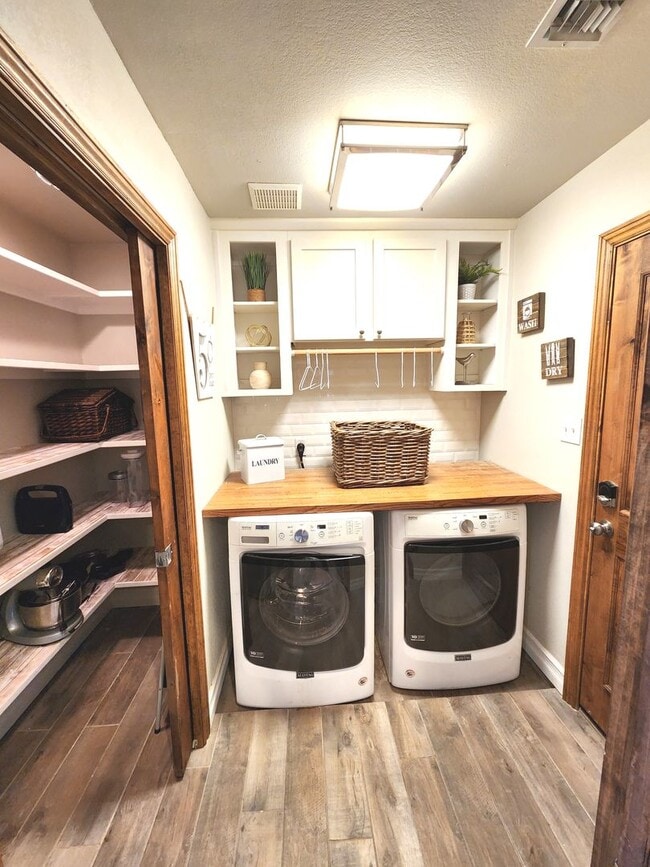 Building Photo - Amazing Fully Furnished Rental with Pool & Spa