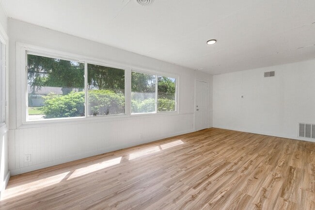 Building Photo - NEW LISTING! 3 BEDROOM HOUSE!