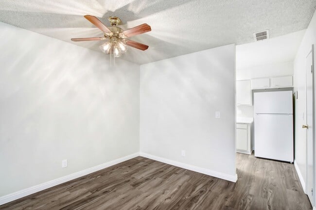 Building Photo - Beautiful 1 bedroom 1 Bath Unit