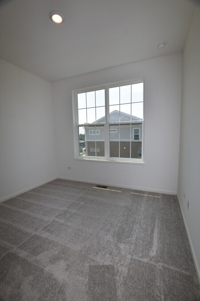 Building Photo - 2945 Showplace Dr