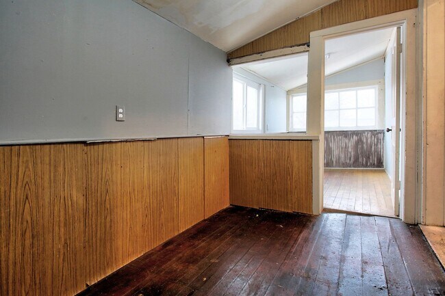 Building Photo - 140/142 E 15th Street