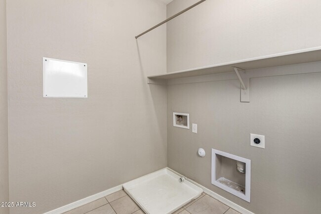 Building Photo - 1535 E Dublin St