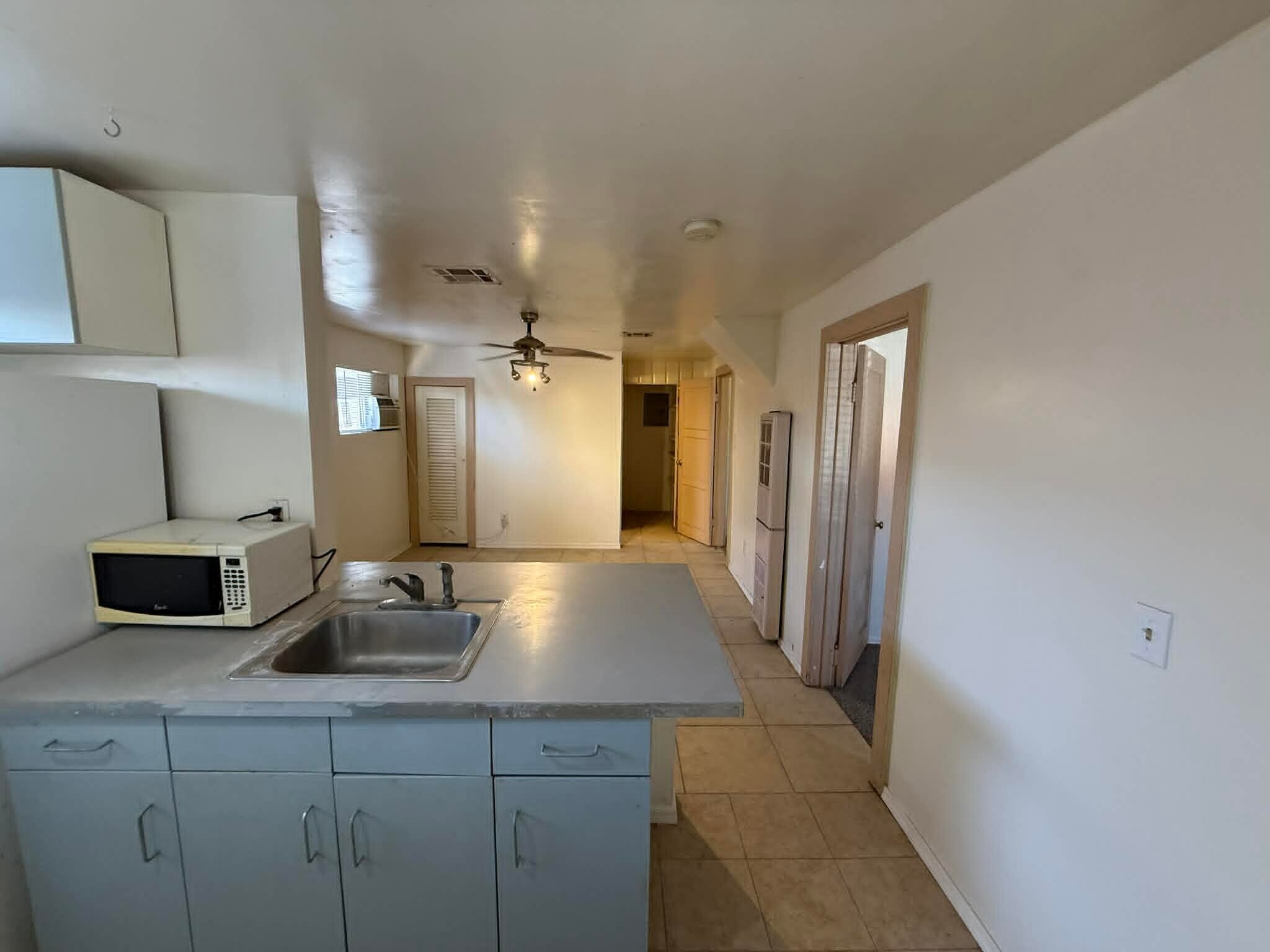 Building Photo - 1137 E Adelaide Dr