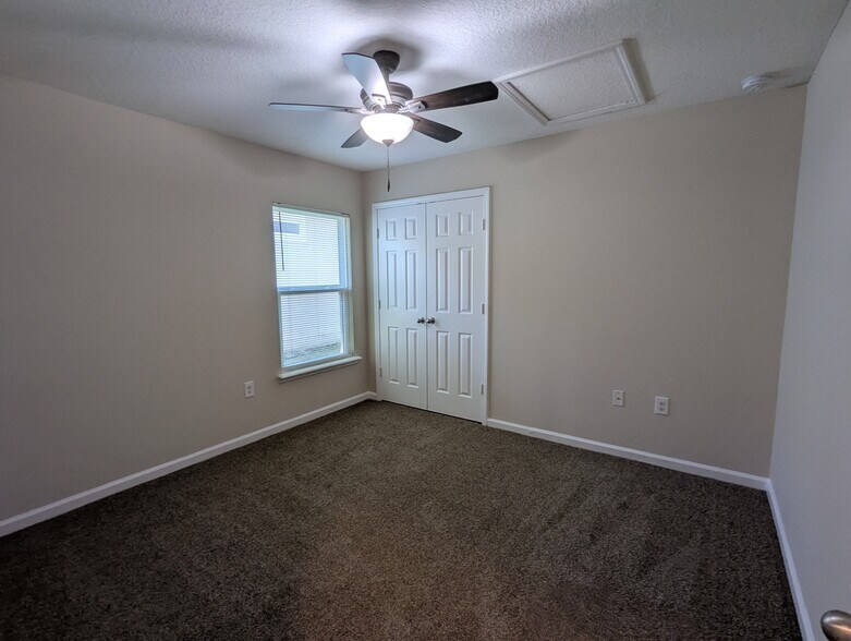 Building Photo - 115 Plantation Point Dr