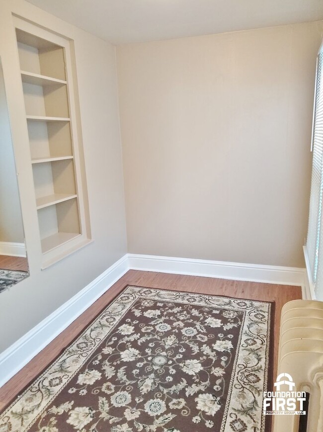 Building Photo - 5 Bed / 2 Bath Single Family Duplex