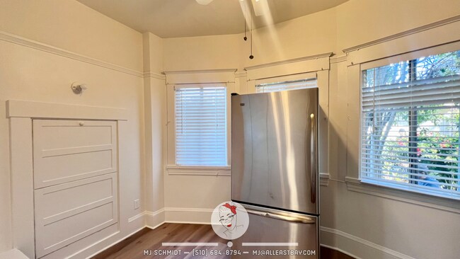 Building Photo - Lovely 1/1 walking distance to shopping, restaurants, public transportation!
