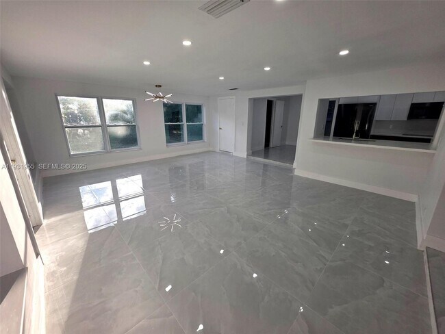 Building Photo - 5095 SW 73rd Ave