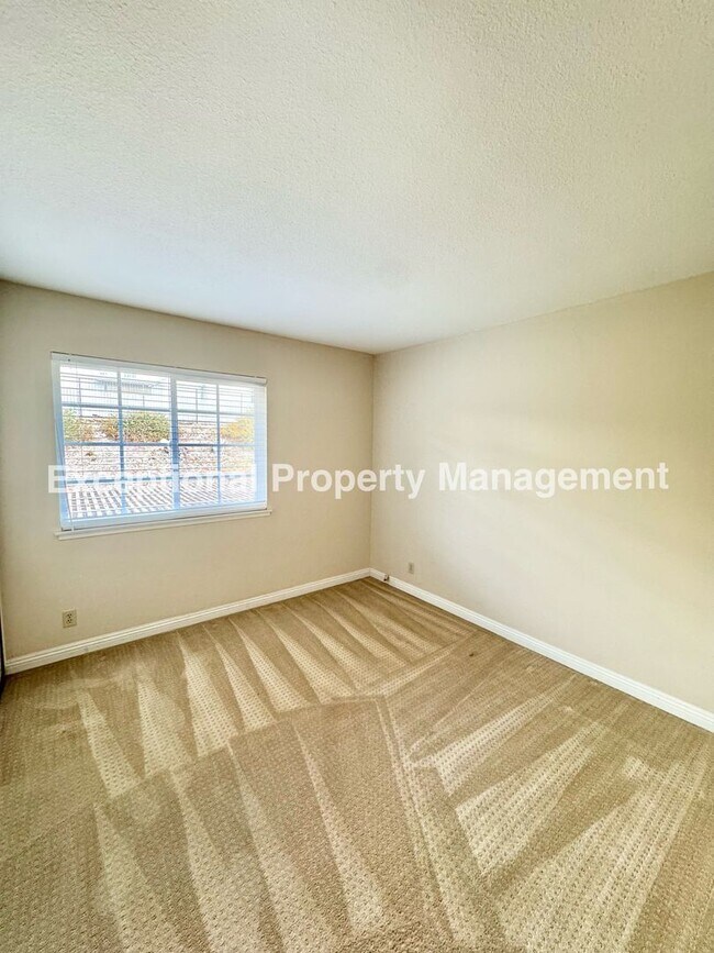 Building Photo - Move in ready 4 bed 3 bath home with 1 bed...