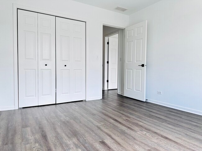 Building Photo - 1875 Crenshaw Cir