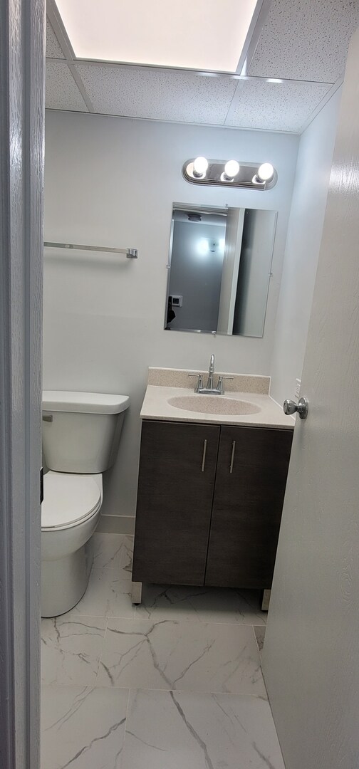 Building Photo - 5606 Tinder