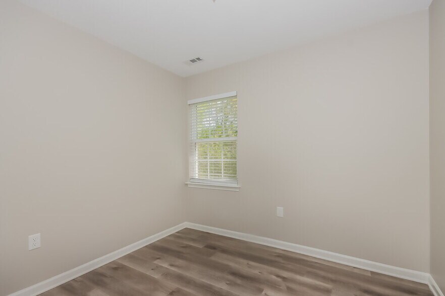 Building Photo - 142 Hampshire Dr