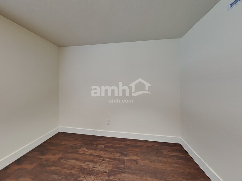 Building Photo - 1334 N Barkvine Ave