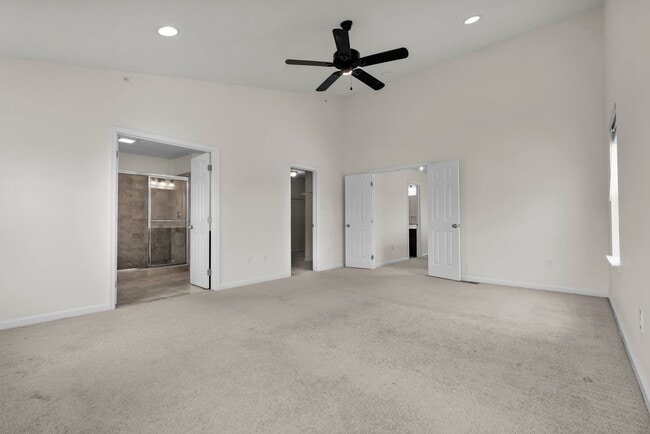Building Photo - 3 bedroom Townhouse