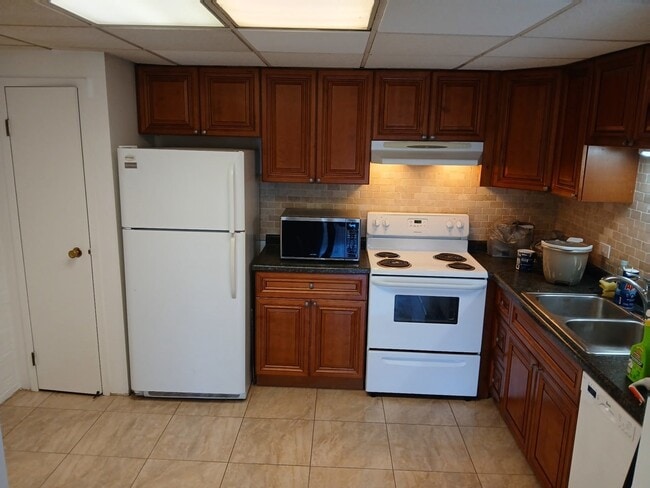 Building Photo - 3223 W Parkway Dr