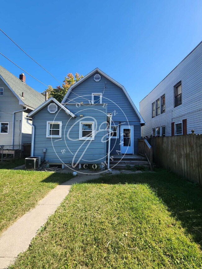 Building Photo - "Charming 2 possible 3-Bedroom Home on Uta...