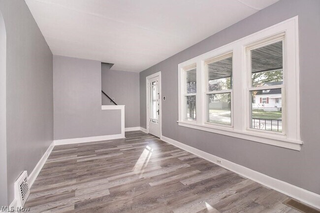Building Photo - 4520 Kenmore Ave