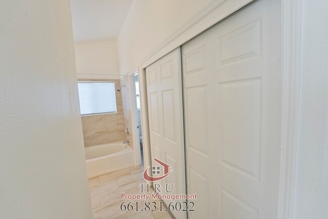 Building Photo - SW-4 bed/3 bath + pool house