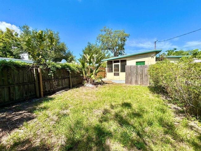 Building Photo - 533 Yelvington Ave