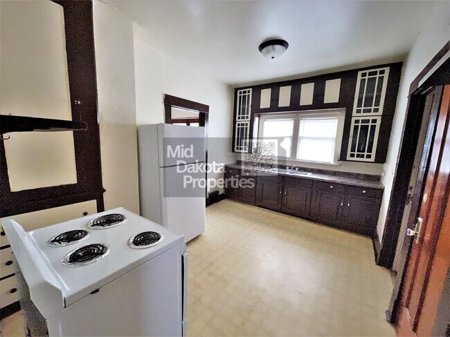 Building Photo - 421 E 7th- 3 bedroom house