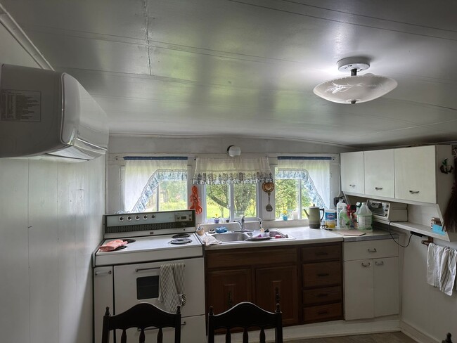 Building Photo - 3 bedroom/1 bath house  Fall Branch, TN