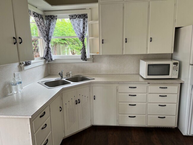 Building Photo - 310 SE 6th St