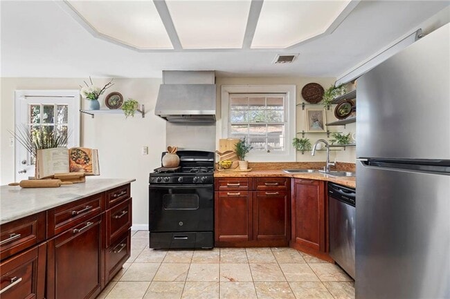 Building Photo - 2451 Warwick Cir NE