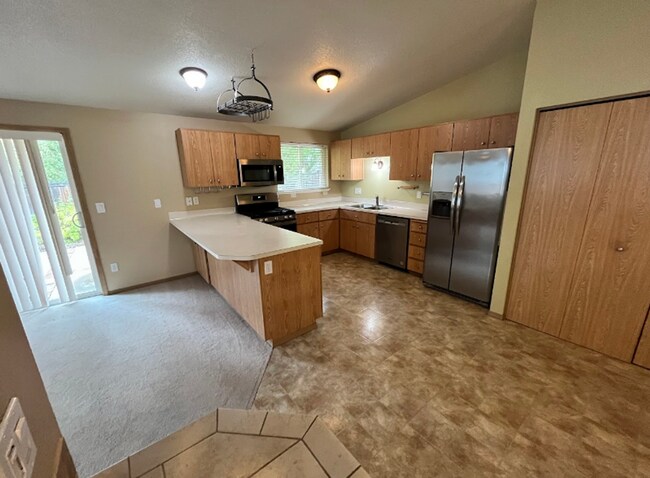 Building Photo - Spacious Westside 3-Bdrm + office & fenced yard!