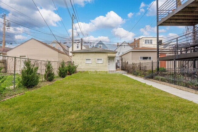 Building Photo - 2928 N Ridgeway Ave