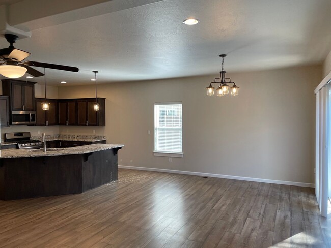 Building Photo - Gorgeous 4 Bedroom 2.5 Bath Home-A Must Se...