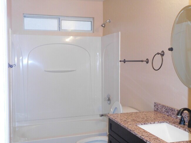 Building Photo - Amazing 4 bedrooms, 3 bathrooms house in P...