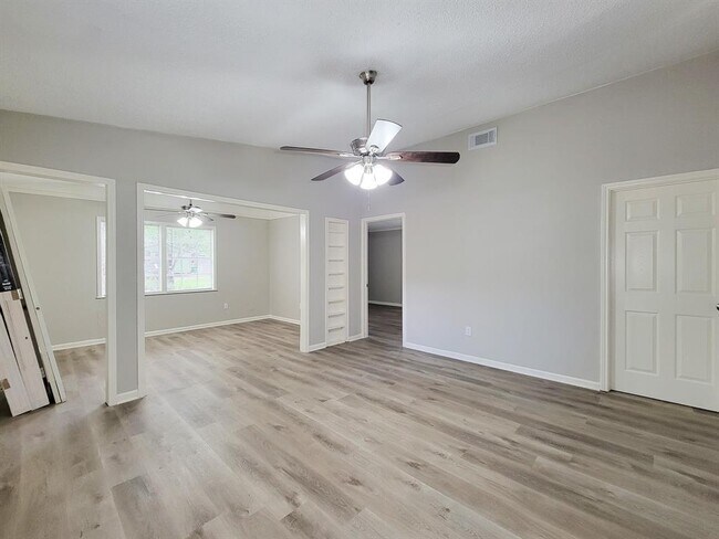 Building Photo - 405 Silver River Dr