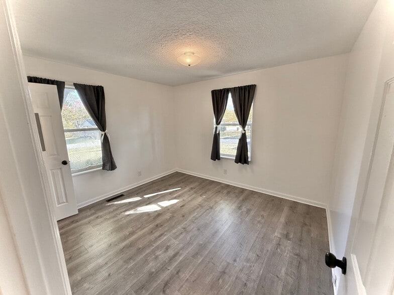 Building Photo - 597 Bluebird Dr