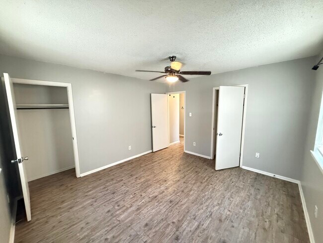Building Photo - 116A Montrose Dr