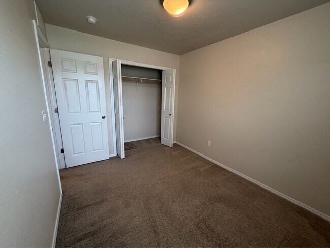 Building Photo - 108 NE Malad Ct