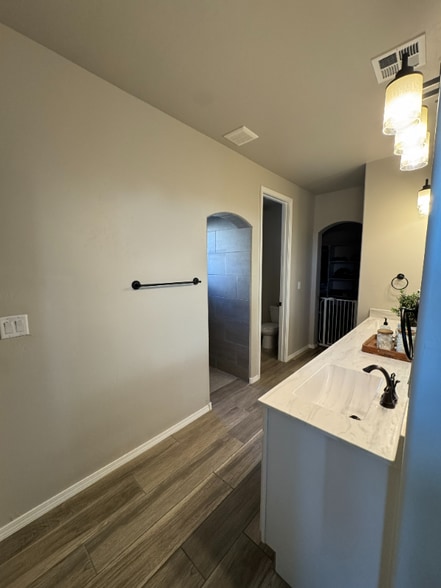 Building Photo - 704 Amatista Lp SE