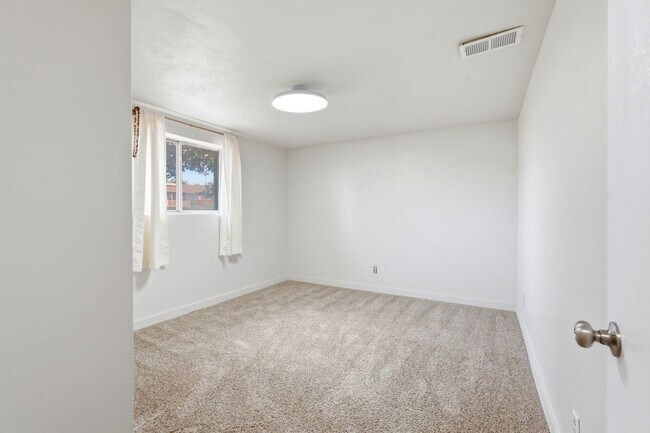 Building Photo - 666 W 725 N