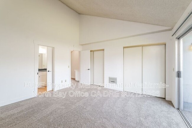 Building Photo - 629 Racquet Club Cir