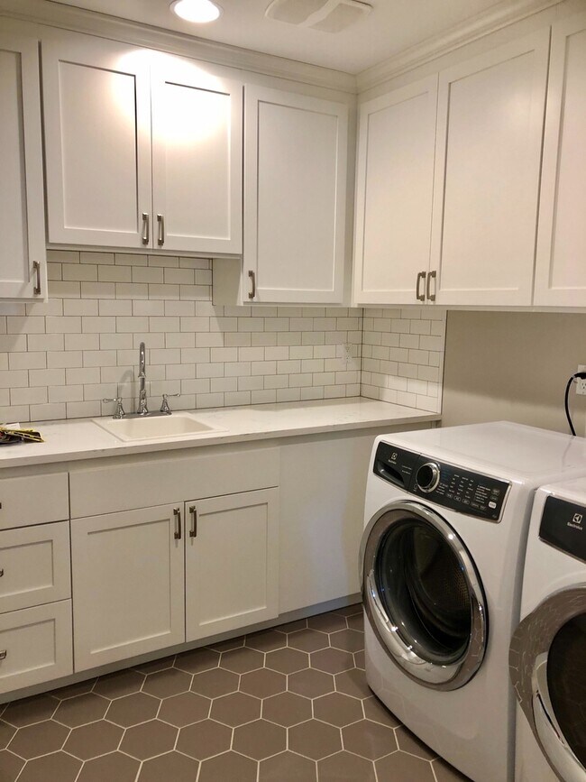 Building Photo - Gorgeous Home in the Wing Point Area of Ba...