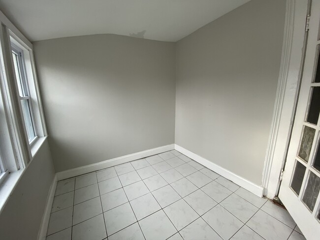 Building Photo - 76 Hano St