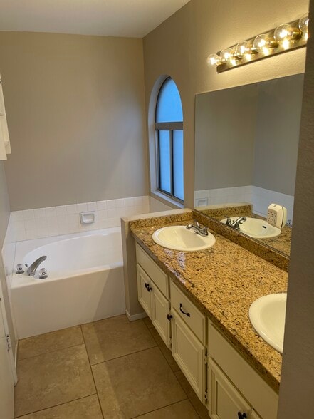 Building Photo - 2829 Gentilly Ln