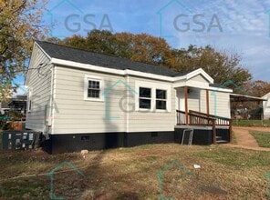 Building Photo - 3 Bedroom 2 Bath Available!