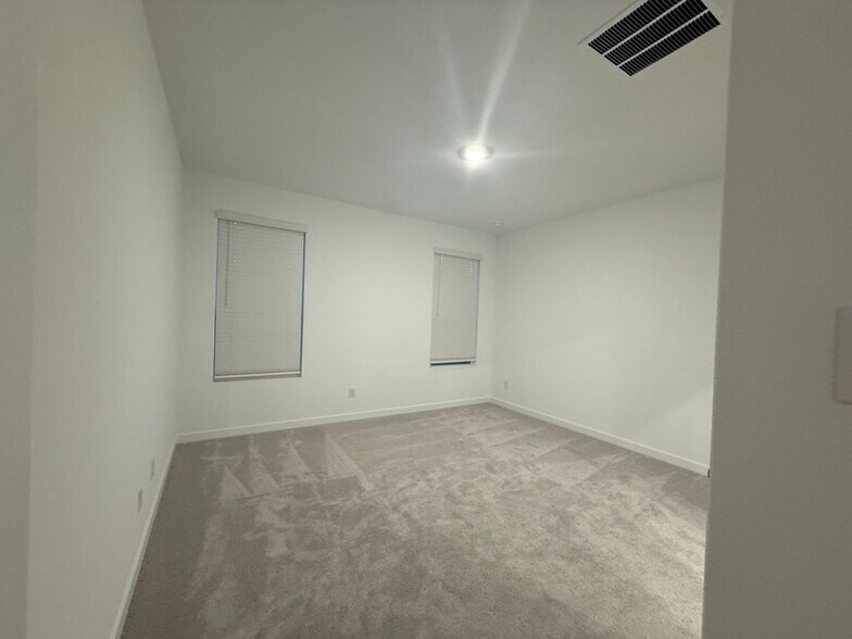Building Photo - 928 Sugarberry St