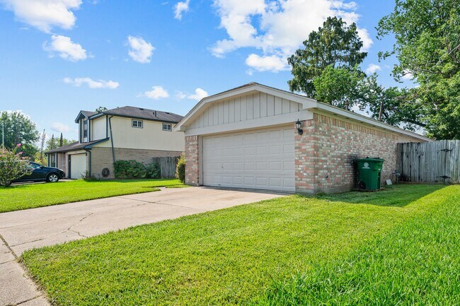 Building Photo - 12007 Longbrook Dr